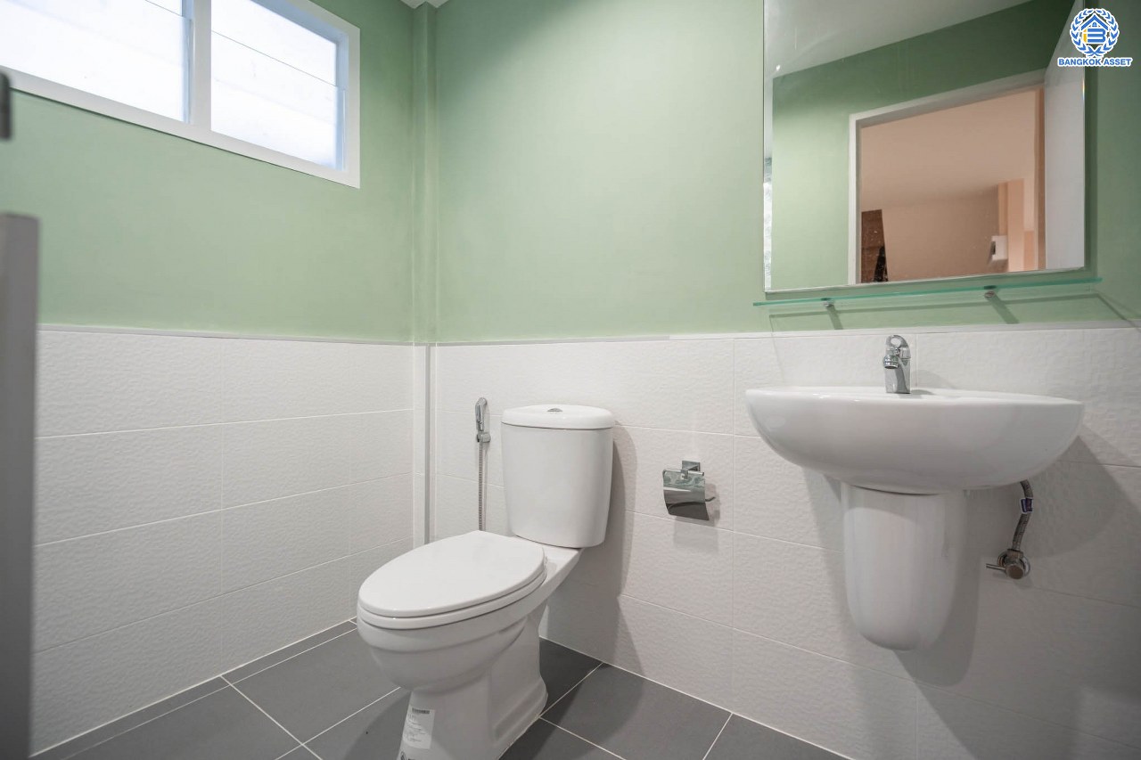 บ้านมือสองตกแต่งใหม่ โครงการ ดอนเมืองวิลล่า2 เพิ่มสิน บ้านแฝดหลังใหญ่ เนื้อที่ 39 ตร.ว. พื้นที่ใช้สอยเยอะถึง 240 ตร.ม. ฟังก์ชัน 3 ห้องนอน 2 ห้องน้ำ 1 ห้องอเนกประสงค์ จอดรถได้ 2 คัน บนทำเลเดินทางสะดวก เชื่อมต่อถ.สายไหม, ถ.พหลโยธิน ใกล้รถไฟฟ้าสายสีเขียว "สถานีสะพานใหม่" และทางด่วน "ฉลองรัช" รายล้อมด้วยสิ่งอำนวยความสะดวกครบครัน